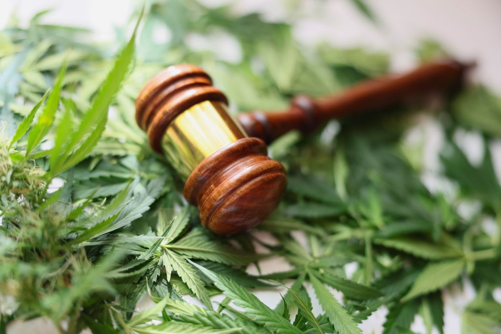 posesión de marihuana abogado defensor Kissimmee FL